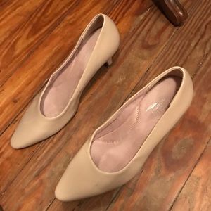 Patent nude beige pointed toe kitten heels pumps